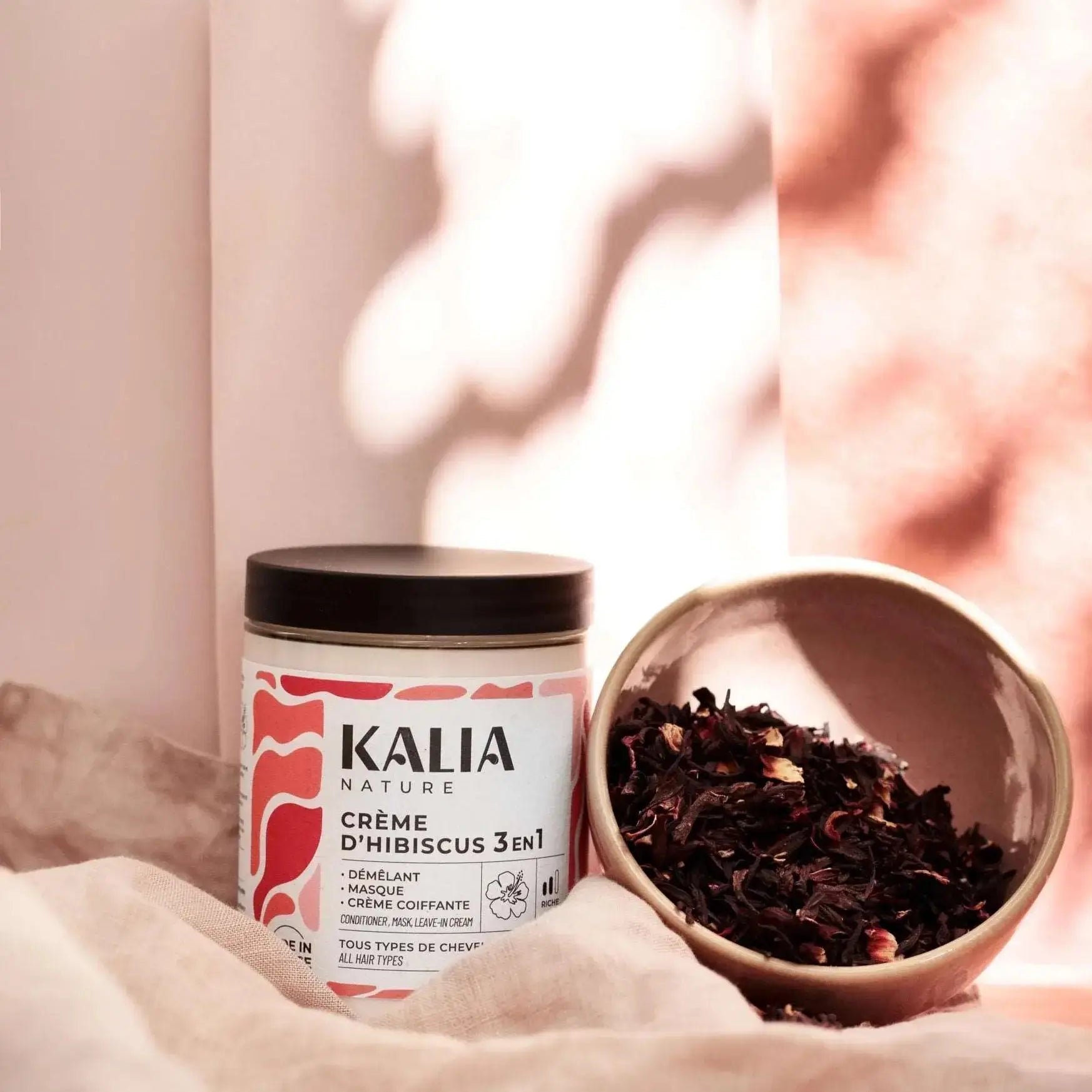 Kalia Nature Crème D'hibiscus 3 en 1 - Natural Crown Beauty - Pot vue de face avec des feuilles d'hibiscus à côté, illustrant les ingrédients naturels